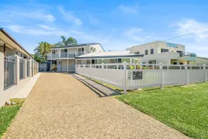 Unit 2 (Barry) Beachside Mackay - Image 2