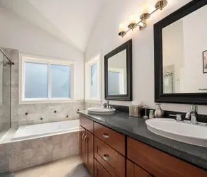 Stylish Urban Townhome with Inspiring Eastern View - Image 5