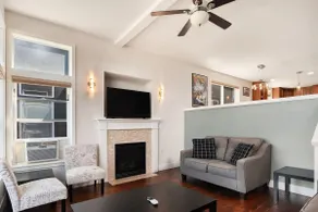 Stylish Urban Townhome with Inspiring Eastern View - Image 2