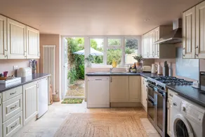 NEW Garden Cottage, log burner, parking, central - Image 4
