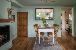 NEW Garden Cottage, log burner, parking, central - Image 3