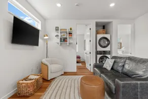 Stylish Coach House in Walkable Proctor District - Image 5