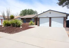 Blush & Roar: 3 Bedroom, 6 Beds, 2 Bath, Pets ok. - Image 3