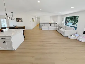 Stylish 4BR Upper Unit Flat, SeaTac - Image 5