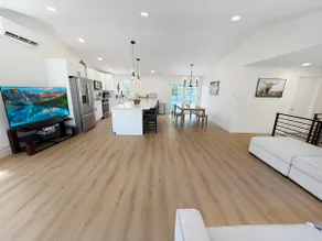 Stylish 4BR Upper Unit Flat, SeaTac - Image 4