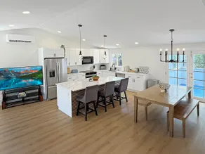 Stylish 4BR Upper Unit Flat, SeaTac - Image 3