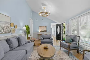 Elegant retreat, 10 min. from Newport, game room! - Image 3