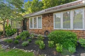Elegant retreat, 10 min. from Newport, game room! - Image 2
