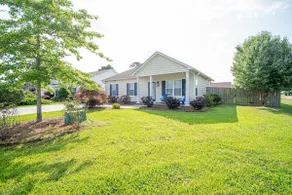 Pool now open! Centrally located. Minutes to Beach - Image 2