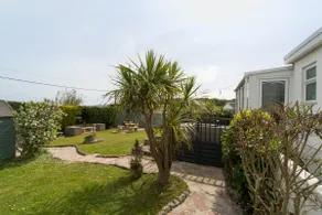 Centrally Located Modern Seaside House - Image 5