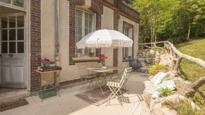 The Manor Suite - Champagne and Serenity - Image 4