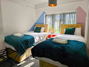 Spacious 6 Person Home with 3 Parking Spaces - Image 4