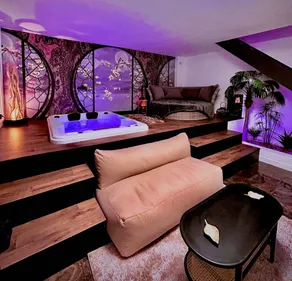Townhouse83 Loveroom Chic Jacuzzi privatif - Image 3