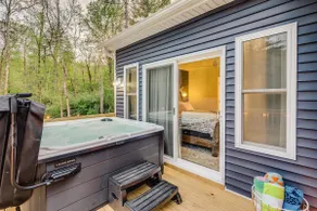 Skyline Getaway: Private hot tub, Fire pit, Dogs - Image 4