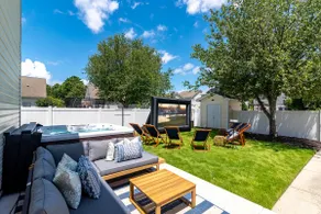 HotTub~Fire Pit~Outdoor Movie~.8mi to Old Town - Image 5