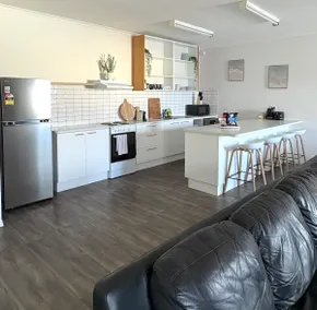 Roantree House-‘Pub View’-3BR•King beds•CBD•Foxtel - Image 3