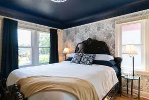 Spacious, Central, Walkable• King Beds • 9 mins DT - Image 3