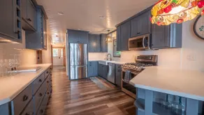 Stunning Lakefront Retreat - Image 2