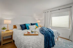 6 Min to the Space Needle + Fire Pit | Sleeps 8 - Image 4