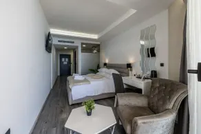 Superior Room with Sea View, Seven of Nine - Image 5