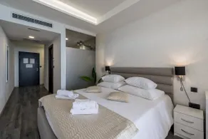 Superior Room with Sea View, Seven of Nine - Image 3