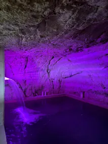 Cave Luxury Suite - Image 5