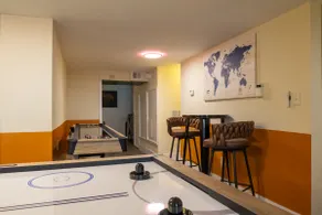 Downtown•Hot Tub•Game Room•Free Parking•Lvl2 Chrgr - Image 4