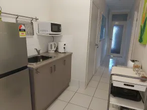 Bayside self-contained ground-floor apartment - Image 4