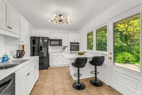 Gorgeous 3BR Home Near Bronte Harbour - Image 5