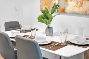 Stylish Condo-Yonge & Eglinton/Midtown Toronto - Image 2
