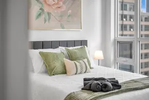Stylish Condo-Yonge & Eglinton/Midtown Toronto - Image 4