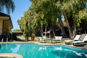 Luxury seafront pool villa - Image 3