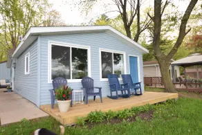 Peaceful Lakefront Cottage- Relaxing Fall Getaway - Image 5