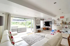 Stylish 2-Bed Home with Garden - Image 2