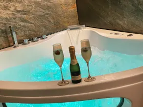 Galatea Suite Luxury and Jacuzzi - Image 2