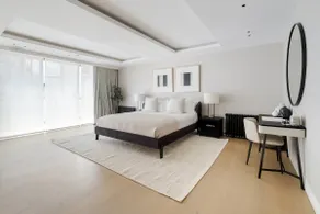 Spectacular Mayfair Penthouse with Sky Views - Image 5