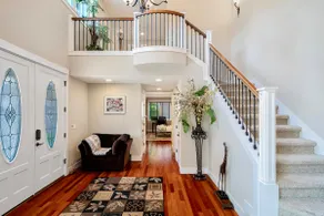 Stylish Bellevue 5BR/2.5BA Upper Unit | LEGO Fun! - Image 2