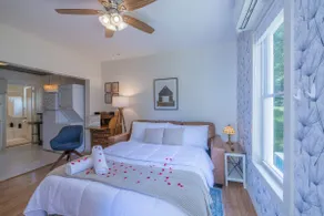 Stylish Downtown Farmhouse Apt (walk downtown!) - Image 4
