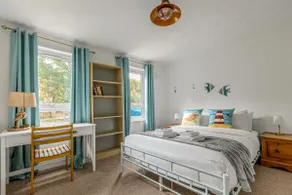 5BR Greenwich Home with Patio, 2mins to Station - Image 2