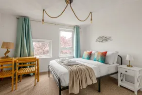 5BR Greenwich Home with Patio, 2mins to Station - Image 4