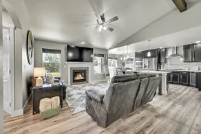 Modern Luxury Home Sleeps 10 - Image 5