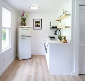 Private Studio | Walk to Food & Boating | King Bed - Image 3