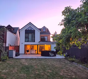 5 Bed Open Plan Home with 4 poster Super King Bed - Image 2