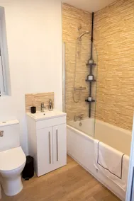 3 Beds | Parking | by Airport | Garden | Fast WiFi - Image 4