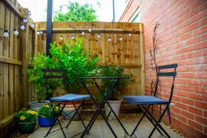 3 Beds | Parking | by Airport | Garden | Fast WiFi - Image 2