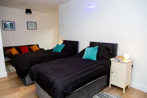 3 Beds | Parking | by Airport | Garden | Fast WiFi - Image 3