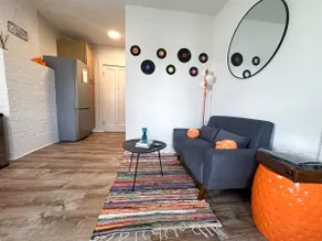 Groovy Getaway in Woodstock – Retro & Vinyl Vibes - Image 2