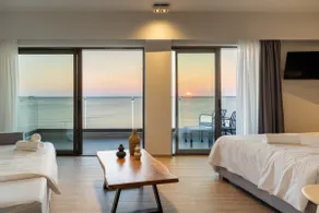 Palm Beach Luxury Seafront Suites, Next to Palm Beach Club, Lively Nights - Image 4