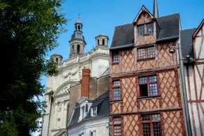 T3 Classified Historic Monument 16th century – Saumur Center - Image 2