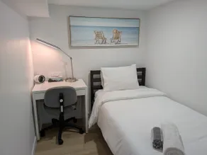 Modern, stylish & spacious home w/ King-size bed - Image 4
